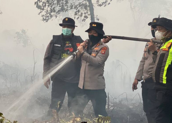 Kapolres Ogan Ilir Ikut Langsung Jinakkan Api Karhutla di Sungai Rambutan, Persediaan Air Mulai Sulit