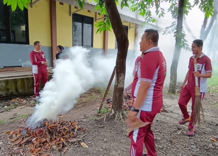 Sambut Hari Bhayangkara ke-79, Sat Intelkam Polres Ogan Ilir dan OKP Gelar Bakti Kebersihan di Gereja