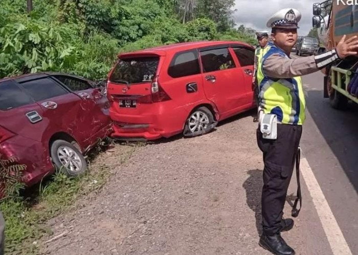 Pecah Ban, 3 Mobil Toyota Avanza Tabrakan di Jalintim Palembang-Betung