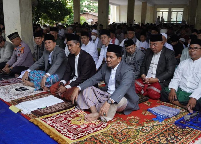 Walikota dan Wakil Walikota Sholat Idul Fitri Bersama Masyarakat Prabumulih