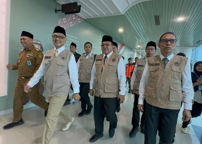 Menteri Haji Lepas Keberangkatan Jemaah Haji Kloter 9 Embarkasi Palembang Melalui Bandara Internasional SMB II