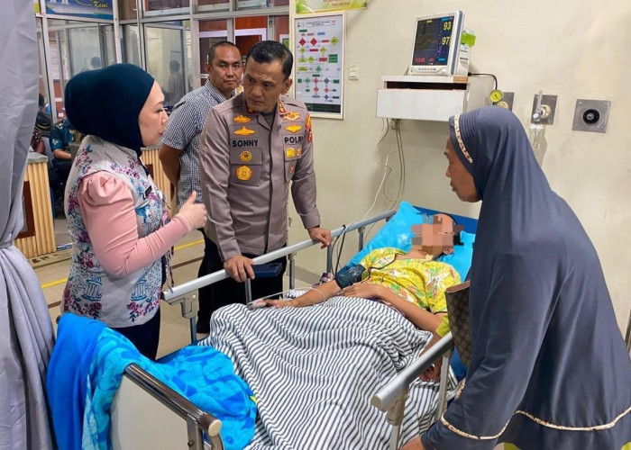 Didampingi Ibu Bhayangkari & Anggota DPR RI, Kapolrestabes Palembang Besuk Pelajar Korban Jambret 
