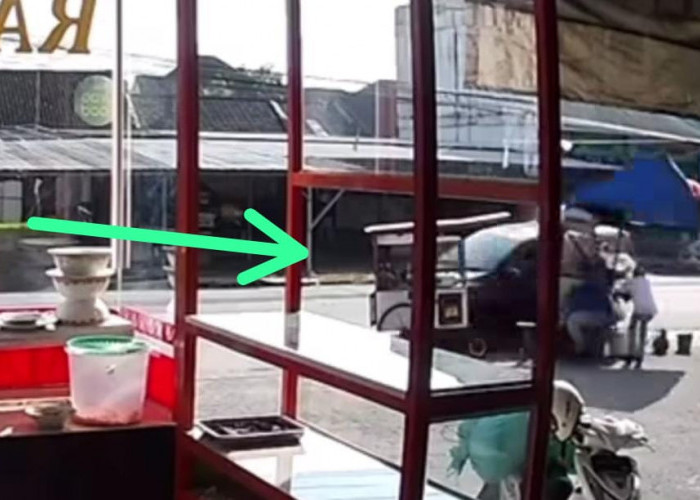 Viral Pengendara Mobil di Palembang Tabrak Dua Gerobak Sekaligus di Pinggir Jalan Sukabangun