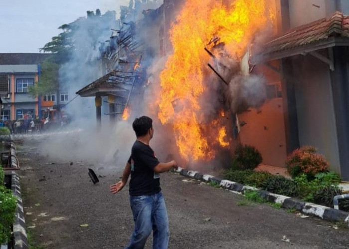 Personel Damkar dan Manggala Agni Berjibaku Padamkan Api di SMA Negeri 3 Unggulan Kayuagung