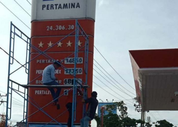 Resmi Naik, SPBU di Kayuagung Ganti Papan Daftar Harga BBM