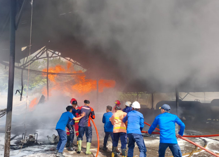 Gudang Penimbunan BBM Ilegal di Gunung Megang Muara Enim Terbakar