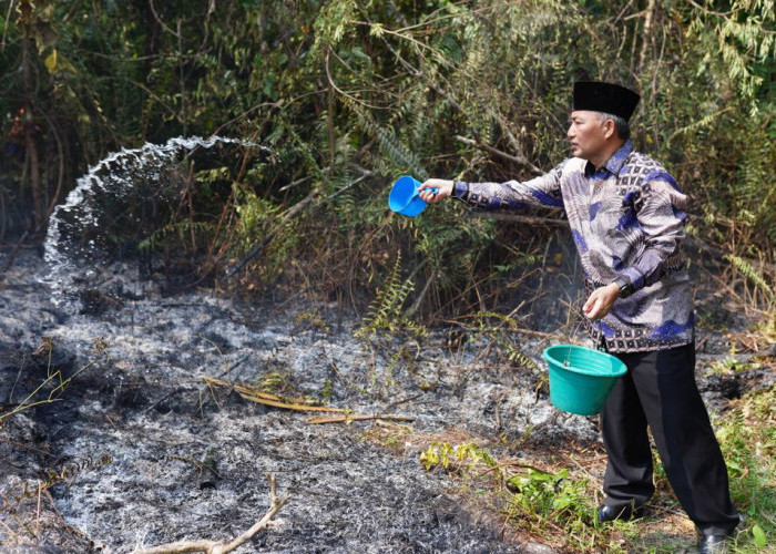 Pj Bupati Apriyadi Padamkan Titik Api dengan Membawa Air Seadanya