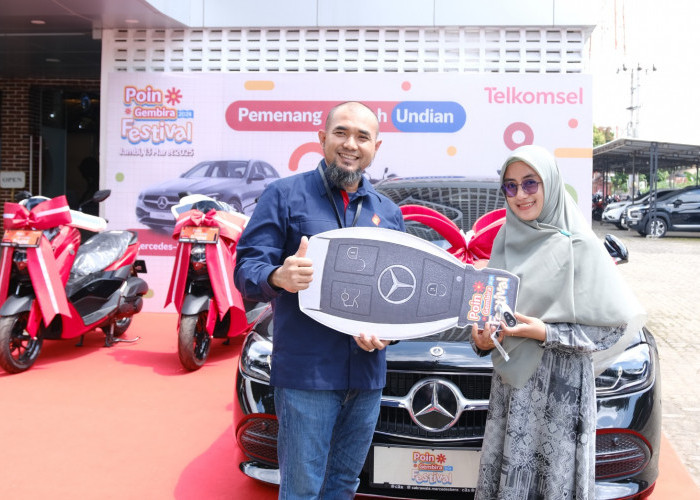 WOW! Guru SMPN 11 Muaro Jambi Raih Mercedes-Benz C200 dari Telkomsel Poin Gembira Festival 2024