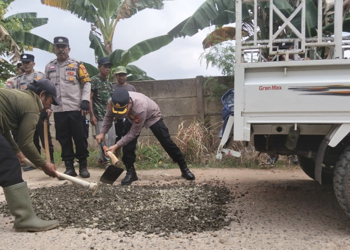 Respons Keluhan Warga, Polsek Sukarame Perbaiki Jalan Berlubang di Talang Jambe