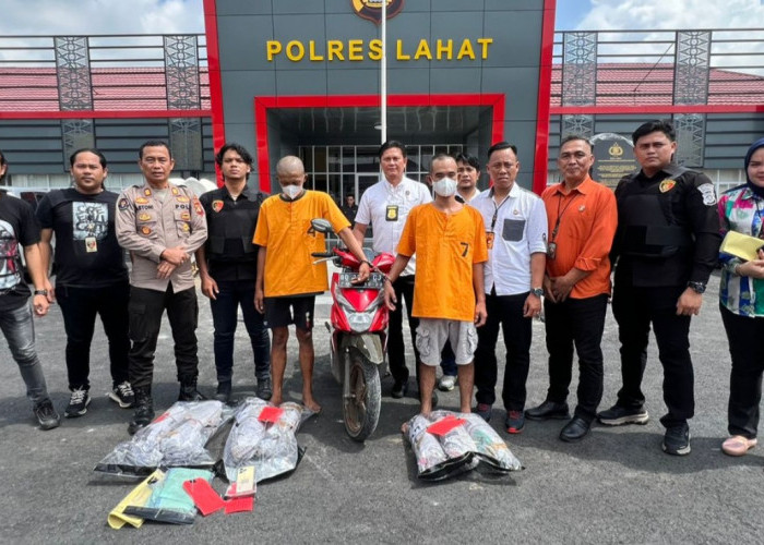 Dibawa Pakai Motor, 2 Pria Selundupkan 7,6 Kilogram Ganja Pakai Karung ke Lahat, Disergap Polisi