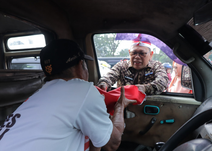 Bagikan Ribuan Bendera, Pj Wali Kota Palembang Ajak Masyarakat Nyalakan Semangat Kemerdekaan