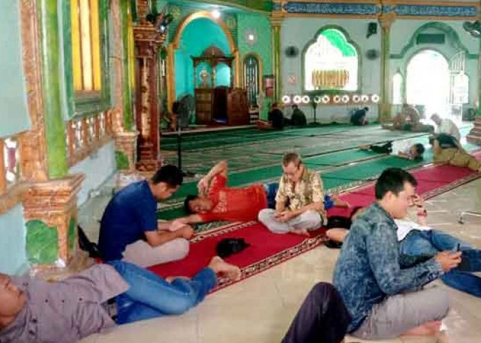 Warga di Kabupaten Muratara Isi Ramadhan dengan Itikaf di Masjid