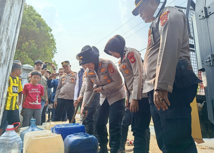 Polres Ogan Ilir Salurkan Bantuan Air Bersih untuk Warga yang Kesulitan di Musim Kemarau