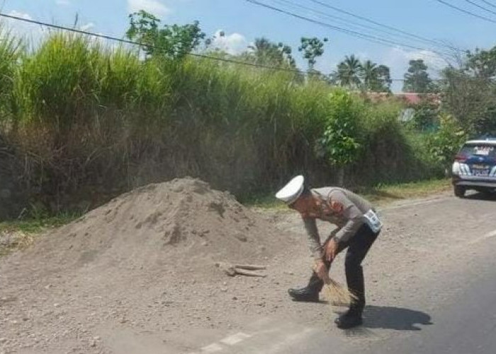 Satlantas Polres Pagaralam Bersihkan Material Pasir dan Kerikil di Jalan Guna Mencegah Kecelakaan Lalu Lintas