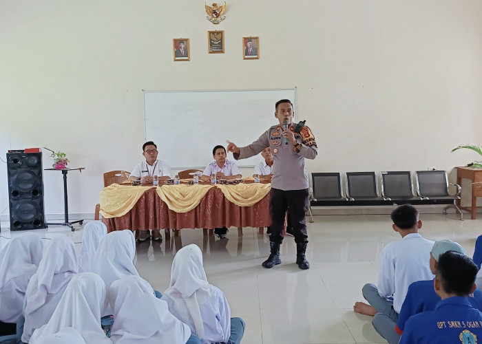 Sambang Sekolah di Kecamatan Muara Kuang Ogan Ilir, Kapolsek Ajak Siswa Jaga Kondusifitas Jelang Pemilu 2024