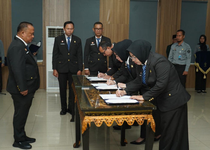 Perkuat Profesionalisme Aparatur, Kakanwil Kemenkum Sumsel Lantik Tiga Pejabat Non Manajerial