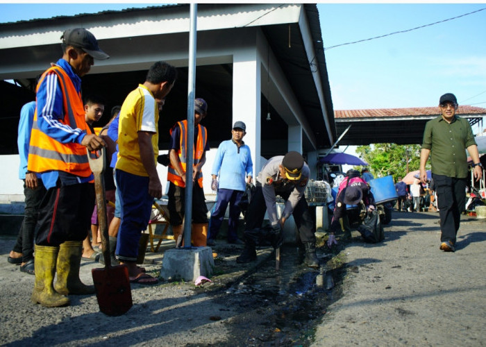 Program Belida Polres OKI Bersihkan Masjid Baiturrahman dan Pasar Kayuagung