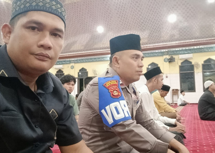 Polsek Indralaya Lakukan Pengamanan Salat Tarawih di Masjid Muhajirin Indralaya Indah Ogan Ilir