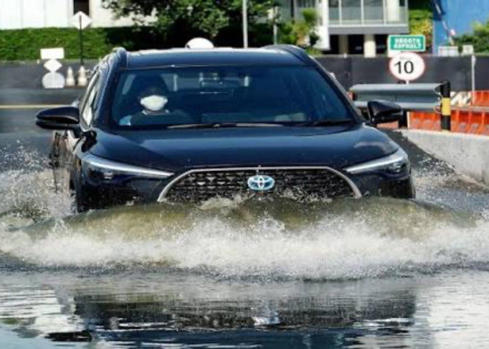 5 Jurus Ampuh Hindari Mogok Saat Mobil Terjang Banjir: Trik Mengendarai Anti-Karam