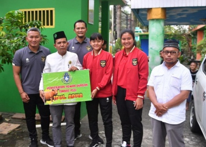 Timnas Sepak Bola Wanita Indonesia U-19 Sumbang Hewan Kurban di Kota Palembang