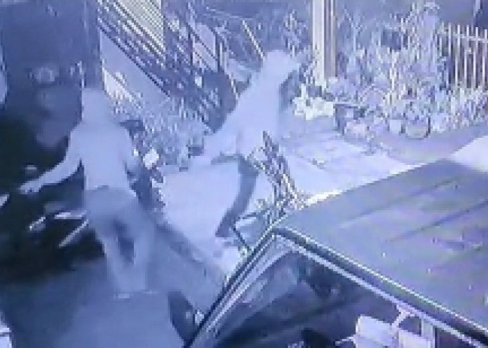 Beraksi Waktu Subuh Terekam CCTV, 2 Pelaku Curanmor di Palembang Gasak 2 Unit Motor Sekaligus 
