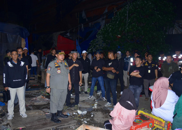 Tim Gabungan Satpol PP Tertibkan Lokasi Padat PKL di Kawasan Taman Jembatan Ampera Palembang Malam Hari