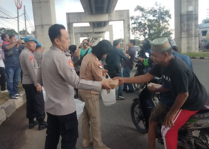 Polri Bersama Media Sebar Ratusan Paket Takjil di 3 Titik Kota Palembang, Disambut Antusias Masyarakat 