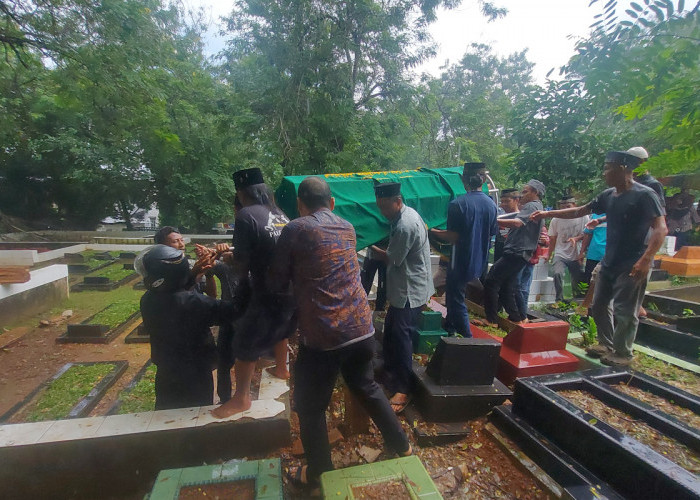 Hujan Deras Iringi Pemakaman Jenazah Ibu dan Anak yang Terbunuh di Macan Lindungan 
