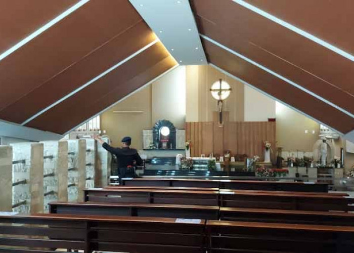 Jibom Gegana Brimob Polda Sumsel Sterilisasi Gereja di Palembang