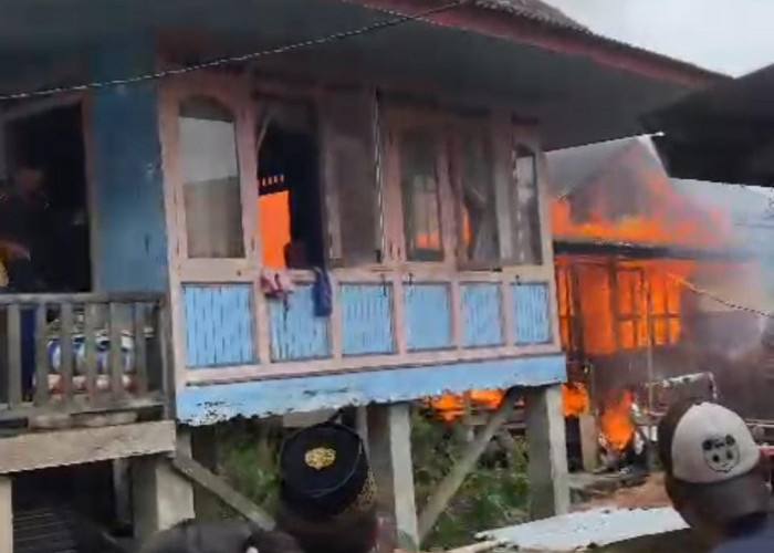 Si Jago Merah Hanguskan Rumah Panggung di Gandus Palembang, Warga Berhamburan UsaI Salat Jumat 