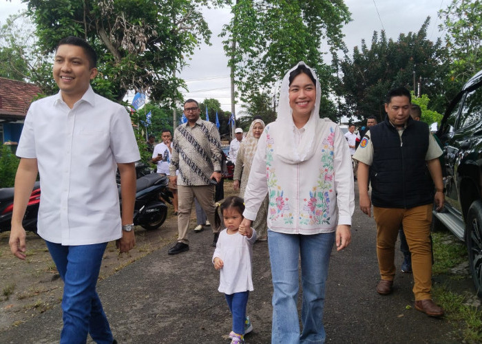 Bupati Ogan Ilir Bawa Sang Putri Semata Wayang Ikut Nyoblos di TPS 04, Wabup & Istri di TPS 31 Kalidoni