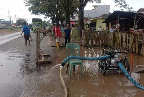 Genangan Air Tak Kunjung Surut