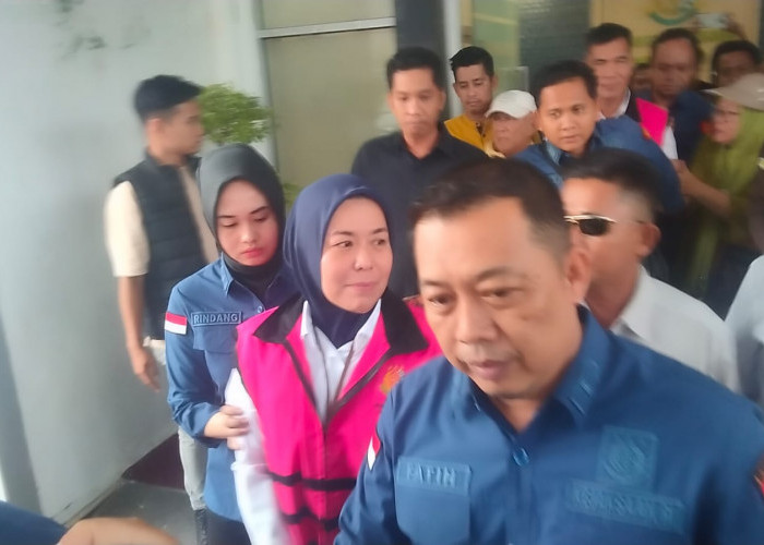 Diperiksa Sebagai Tersangka Dugaan Korupsi, Momen Isak Tangis Iringi Mantan Wawako Palembang dan Suami 