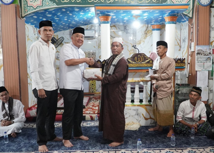 Safari Jumat Wagub Sumsel di Desa Kepur Muara Enim Serahkan Bantuan untuk Masjid dan Masyarakat