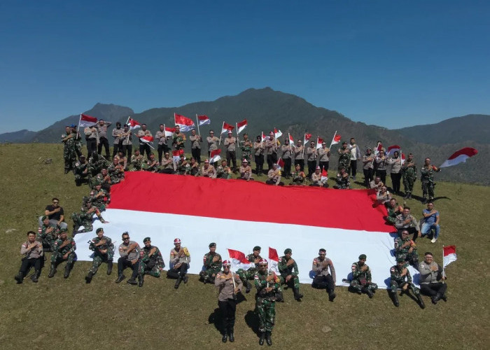 MERINDING, Merah Putih Raksasa Berkibar di Perbatasan, Panglima TNI Tegaskan Prajurit Harus Kuat dan Bersih