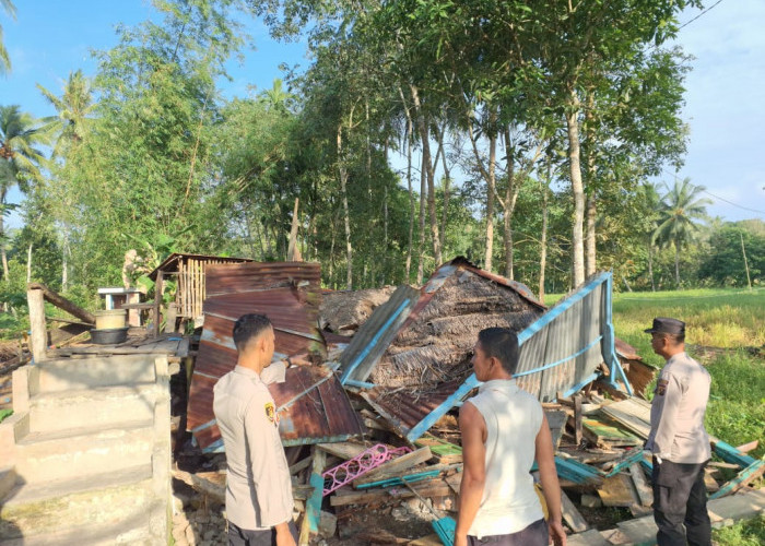Lapuk di Makan Usia, Rumah Panggung di Ogan Ilir Tiba-Tiba Ambruk, Polsek Tanjung Raja Pastikan Tak Ada Korban