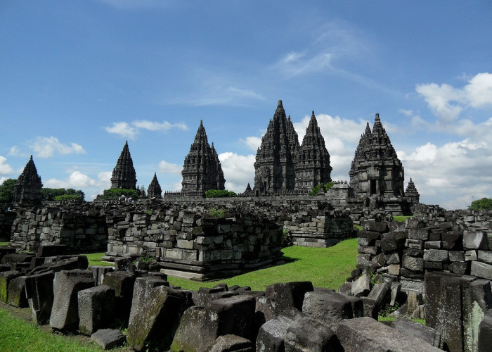 Pesona Budaya Indonesia: 7 Destinasi Wisata Sejarah dan Tradisional