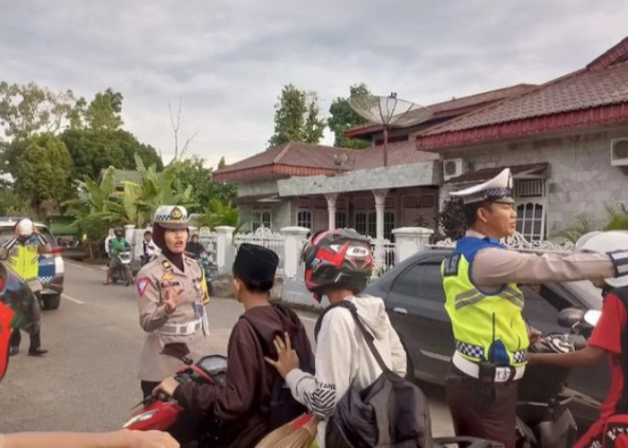 Polres Muara Enim Himbau Pengendara Sepeda Motor Gunakan Helm