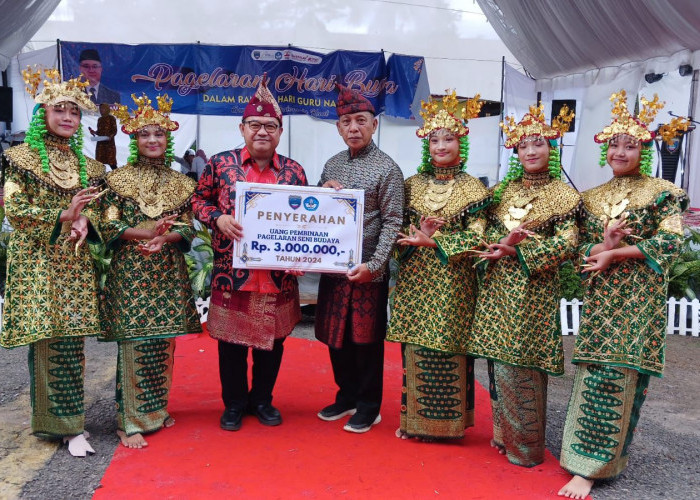 Meriahkan Hari Guru, Disdikbud OKU Timur Gelar Pagelaran Seni Budaya Daerah yang Penuh Makna