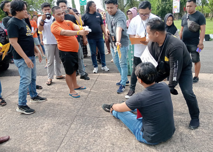Rekonstruksi Penembakan Sopir Angdes di Jalan Lintas Banyuasin Berakhir Ricuh, Keluarga Korban Emosi