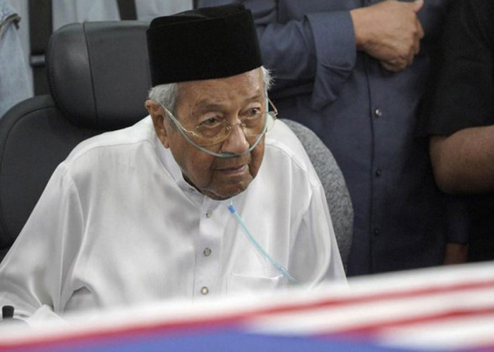 Kesehatan Menurun Ditinggal Istri, Mahathir Mohamad Dilarikan ke RS