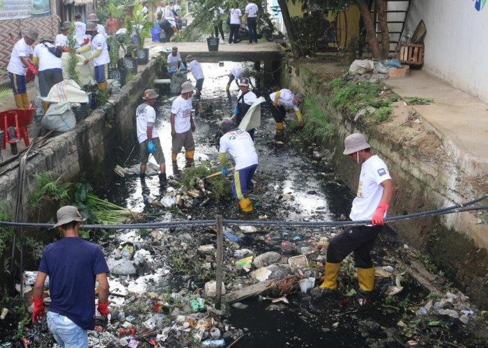BRI Regional Office Palembang Bersama Dinas PUPR Ajak Masyarakat Bersihkan Sungai Karang Panjang 12 Ulu