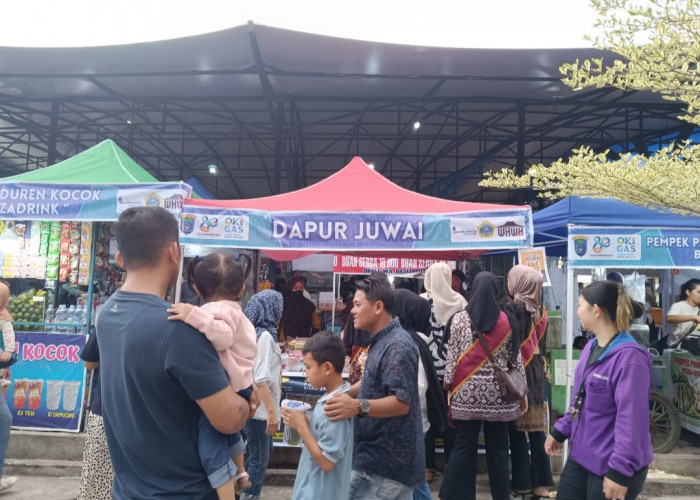 Pedagang Bazar UMKM HUT Kabupaten OKI di Areal Taman Segitiga Emas Kayuagung Raup Untung 