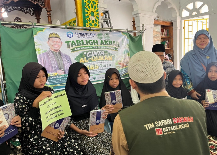 Dakwah ke Gelumbang, Ustadz Reno Salurkan 485 Al-Qur’an untuk Santri BKPRMI