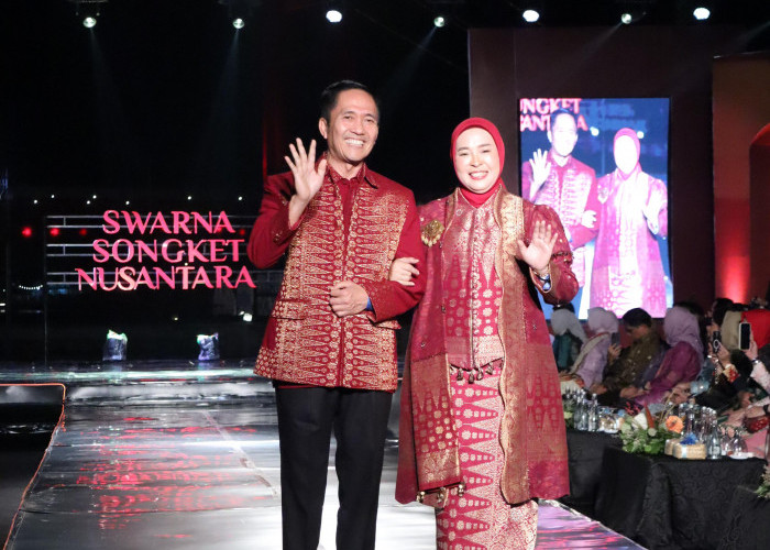 Dengan Songket Motif Bunga Tanjung, Ratu Dewa Bersama Dewi Tampil Memukau di Panggung Swarna Songket 2025
