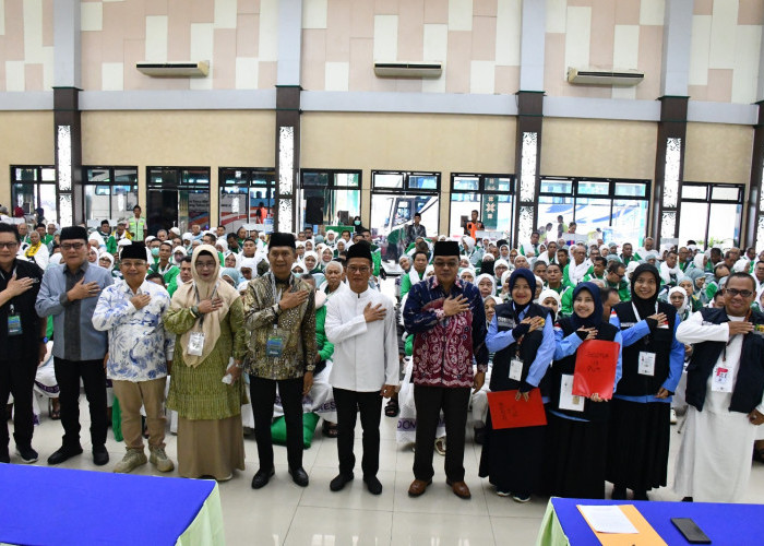 Lepas Keberangkatan Kloter 13, Kakanwil Ingatkan Jemaah Haji Sumsel Manfaatkan Waktu Untuk Beribadah