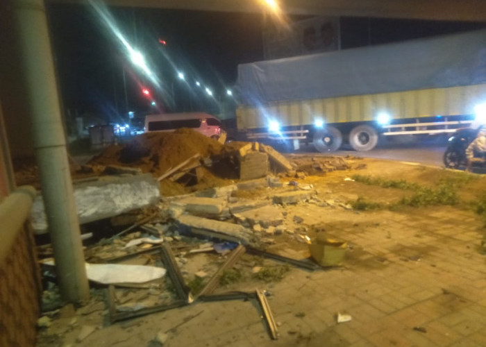 Dump Truk Pengangkut Tanah Hantam Pos Polisi Bawah Flyover Musi 2 Palembang, Hancur hingga Rata