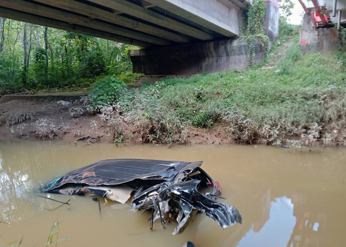 Pecatan Polisi Curi Mobil Malah Terjun ke Sungai Muara Gula Baru, Basah Kuyup Kabur Numpang Mobil Travel  