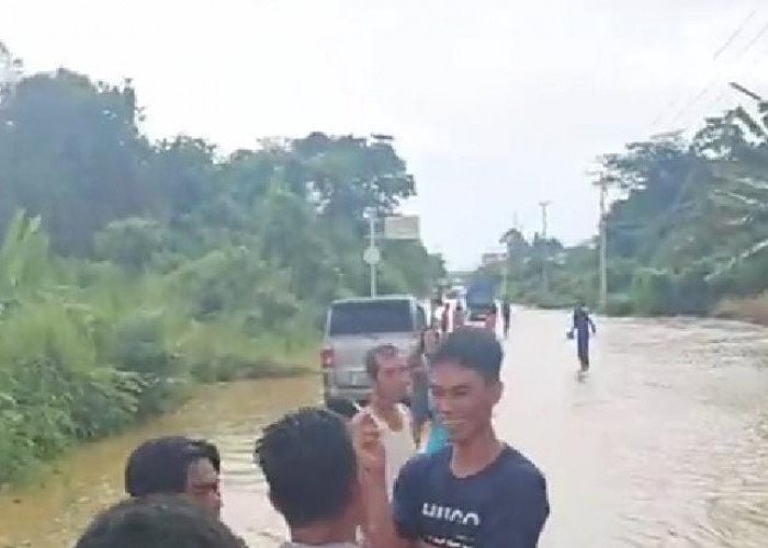 Sungai Lakitan Meluap, Jalinsum Mura Muratara Tertutup Banjir hingga 1,5 Meter