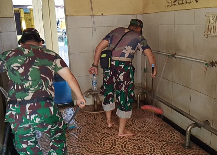Jumat Bersih Tempat Ibadah Dibersihkan Personel Koramil 07/Indralaya bersama Masyarakat